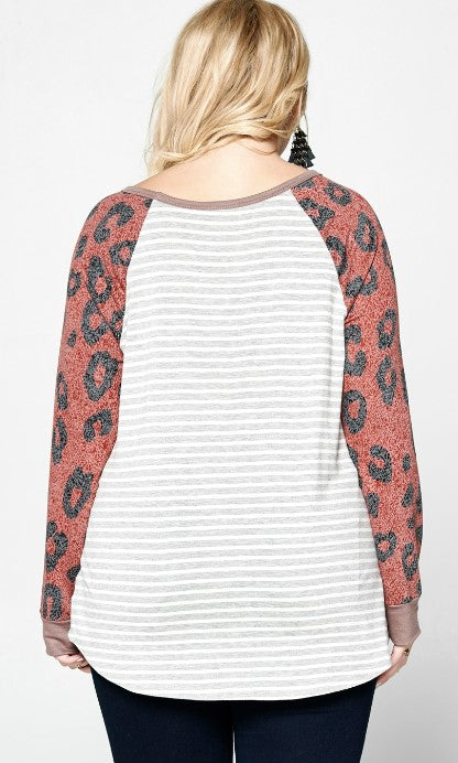 [CURVY] Keep Me Company Leopard Sleeve Top *